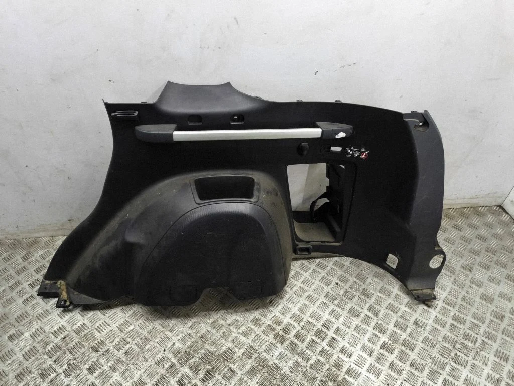 Trunk/boot side trim panel – right