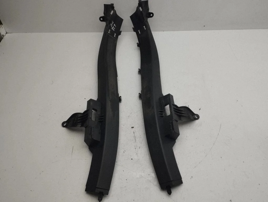 Bagāžnieka aizkara (roletes) turētājs A2136901425