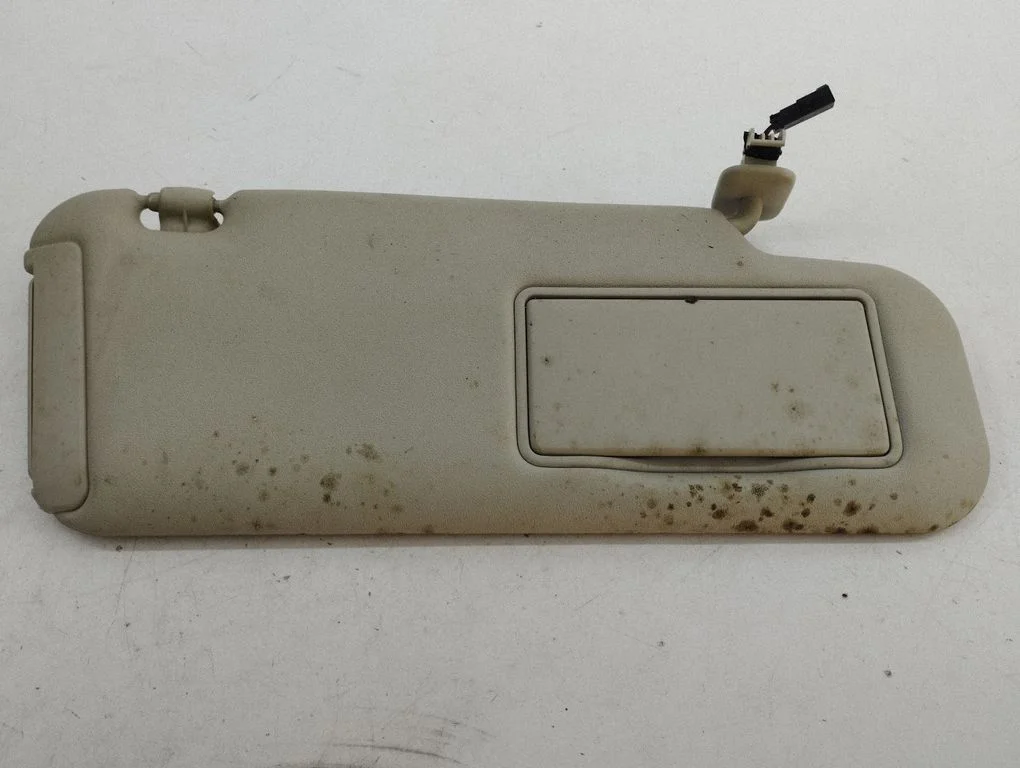 Sun visor – right