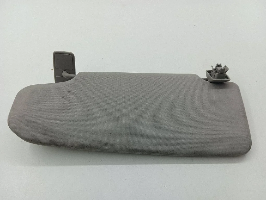 Sun visor – right
