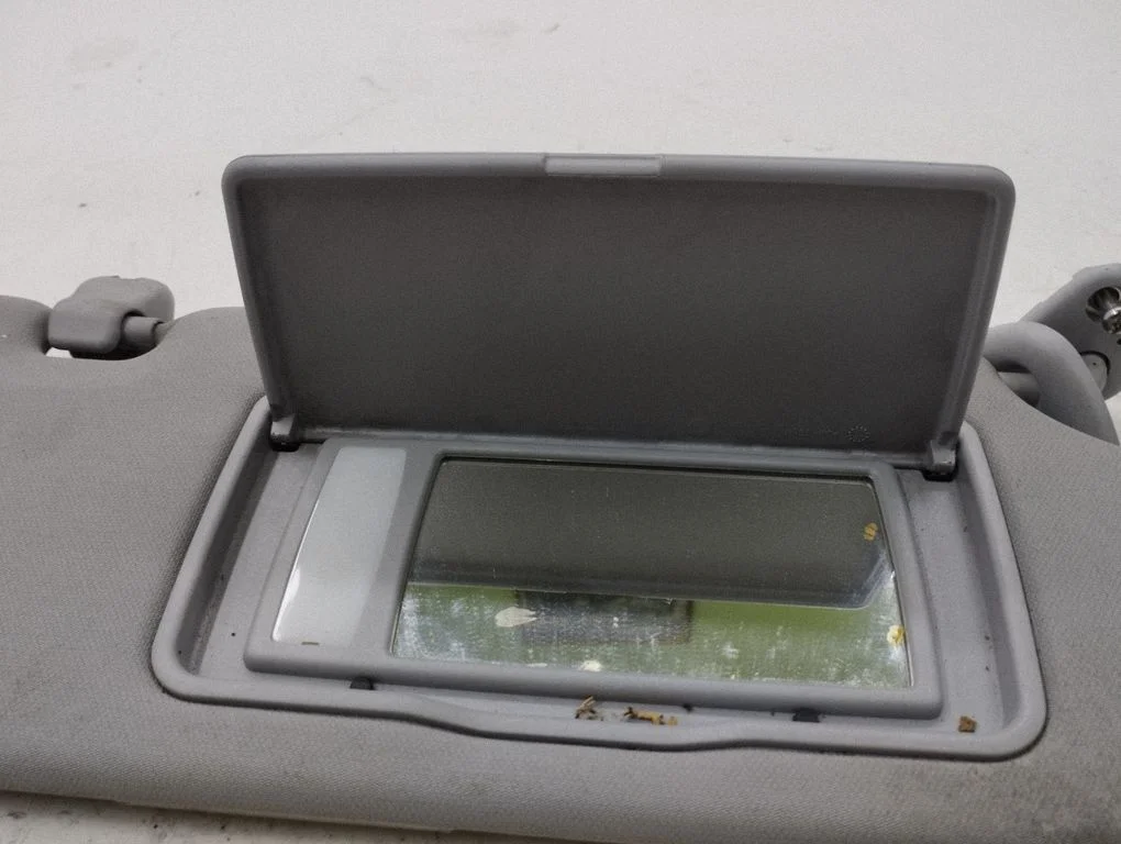 Sun visor – right