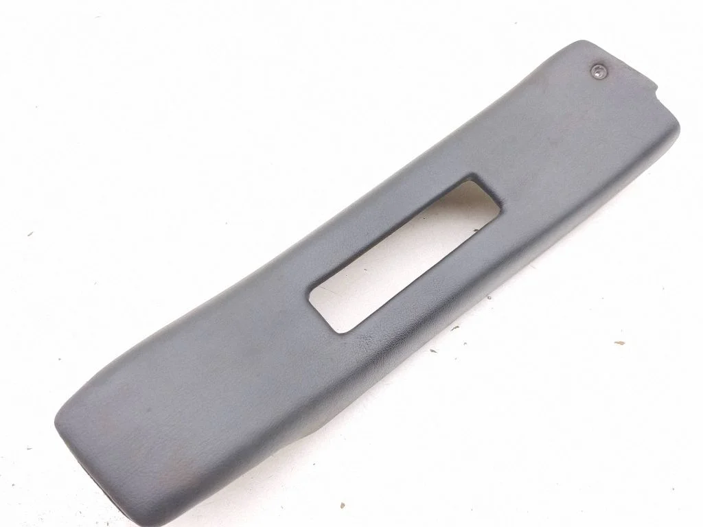 (B) pillar trim (top) – right