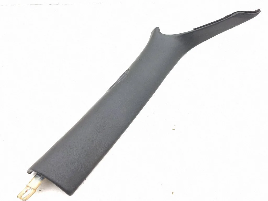 (D)pillar trim (top) – right