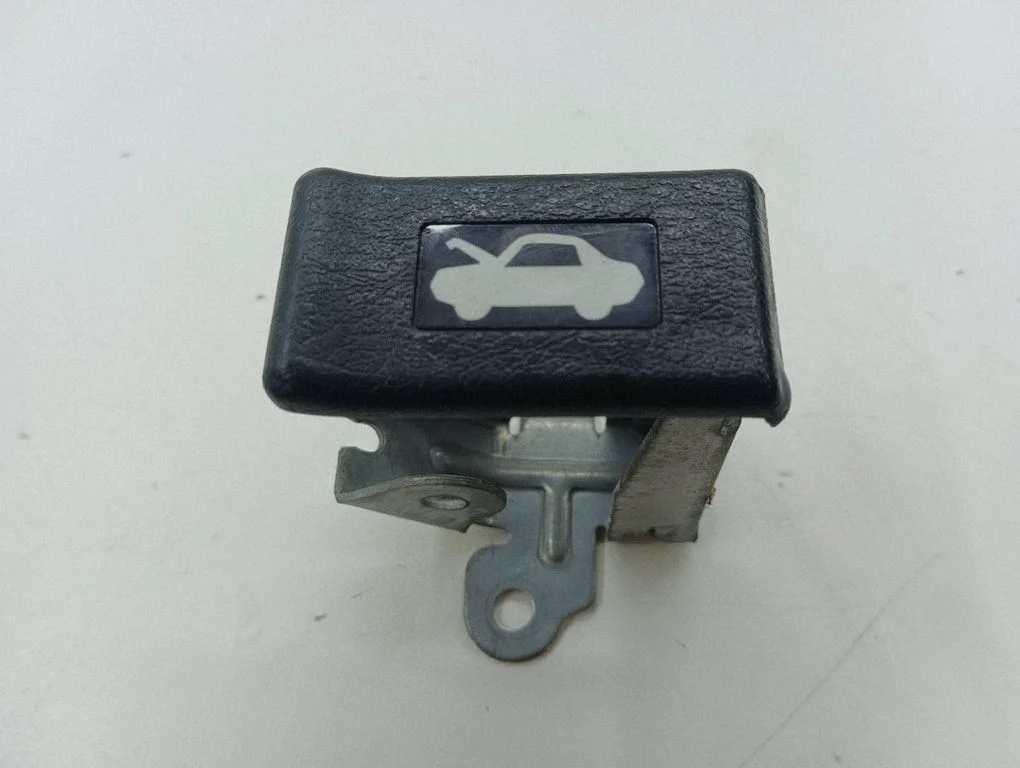 Motora pārsega atvēršanas rokturis
