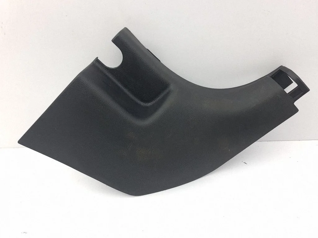 Foot area side trim – front right