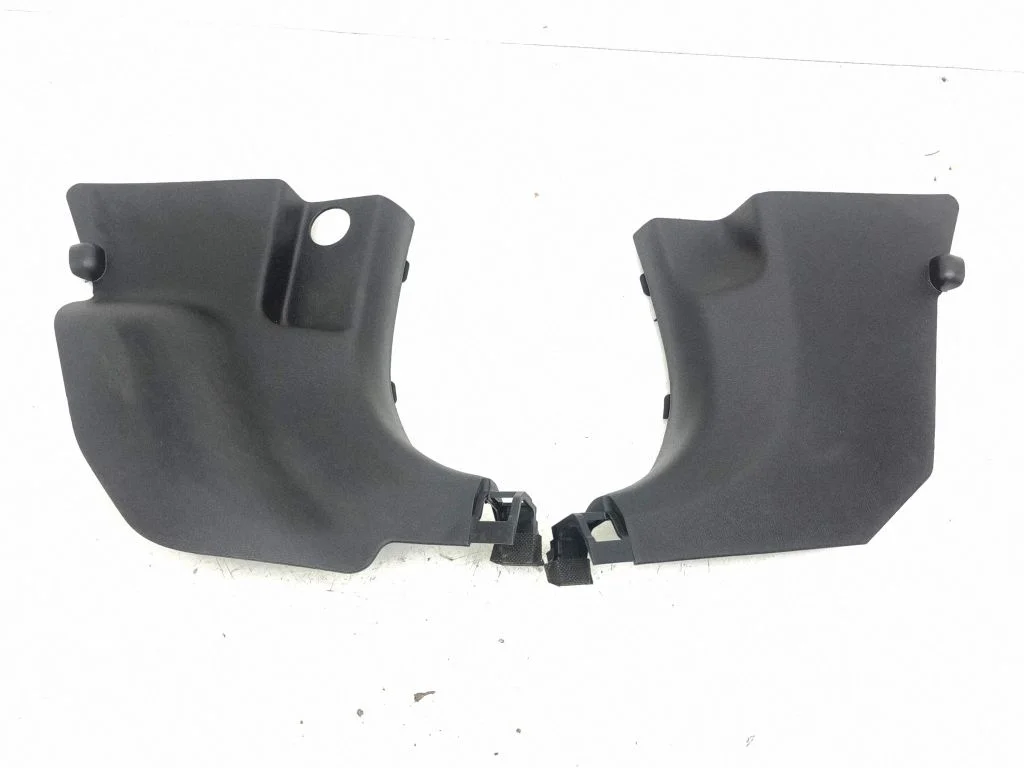 Foot area side trim 85825F1900