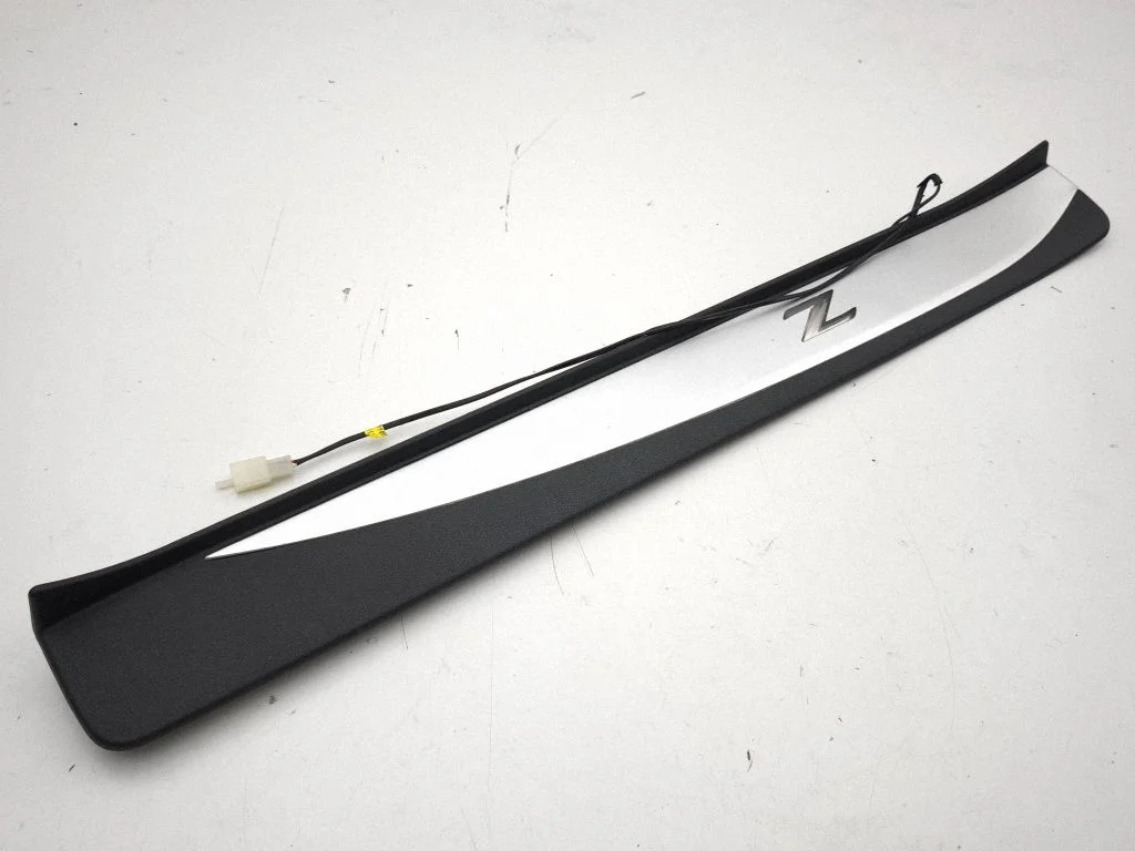 Front sill trim cover G69511EA0A