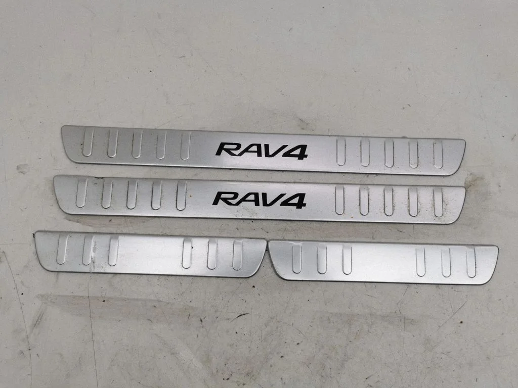 Front sill trim cover