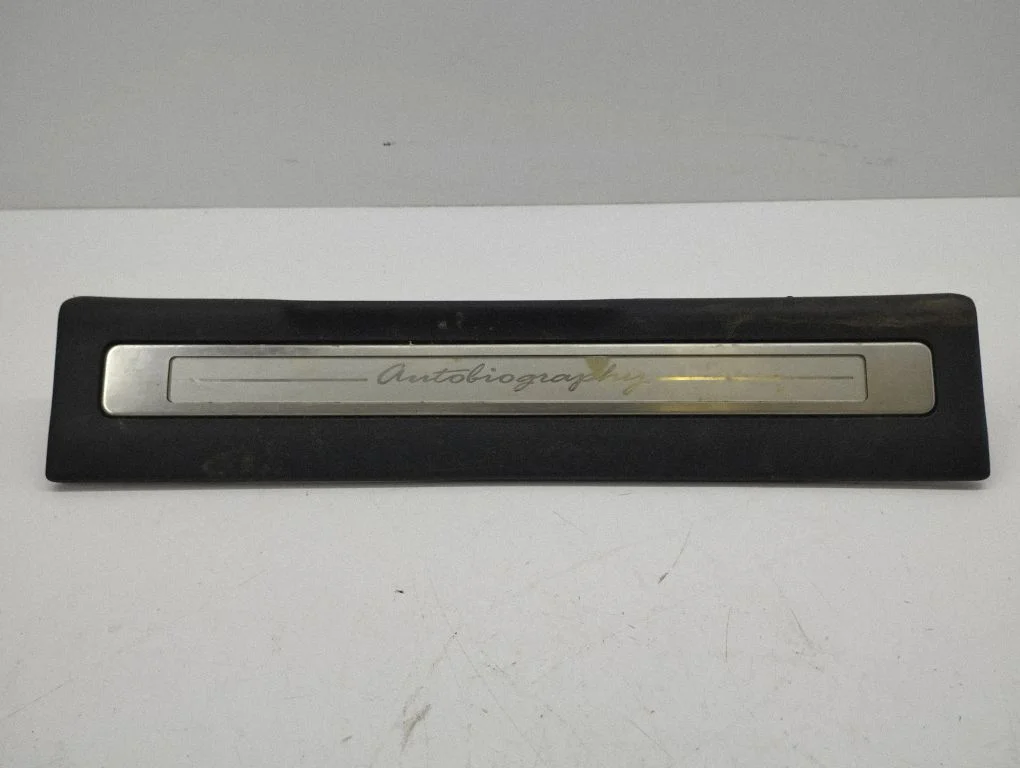 Front sill trim cover BJ3213200A