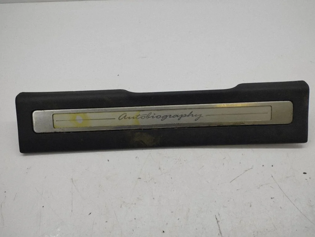 Front sill trim cover BJ3213201A