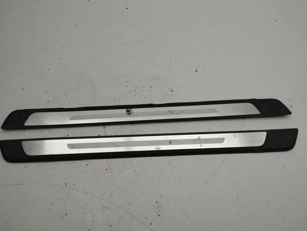 Priekšējā sliekšņa apdare (iekšējā) 8W0853374G