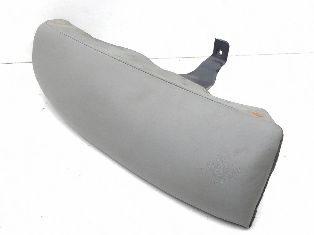 Rear seat side bottom trim 1069422A