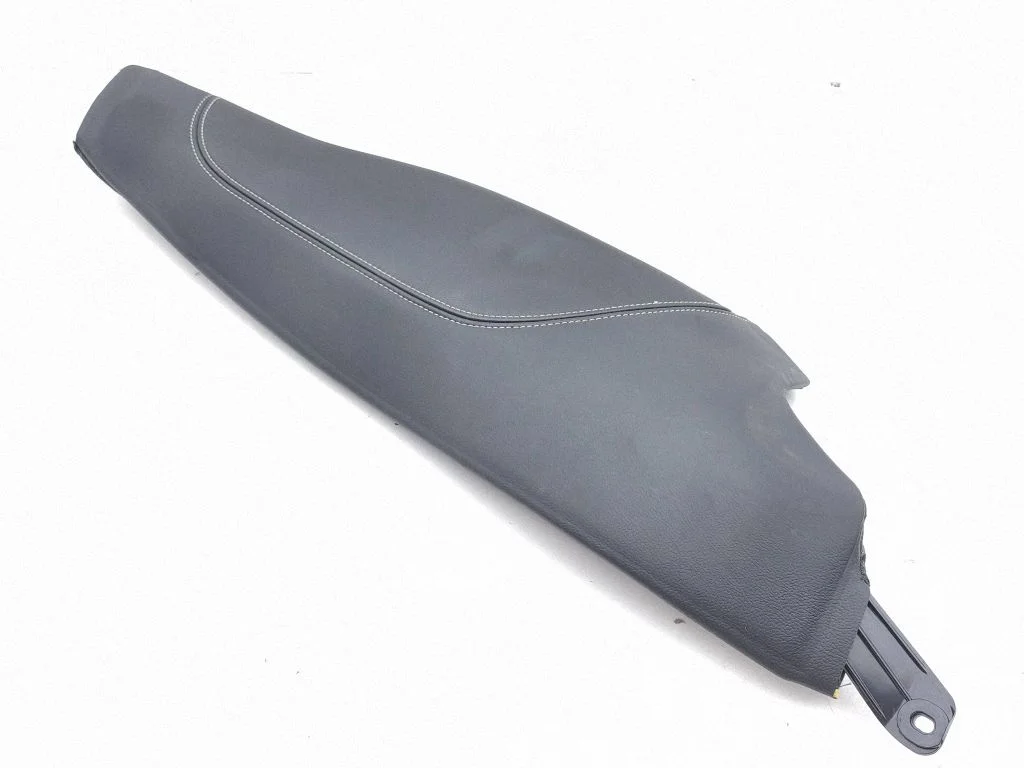 Sānu apdare pie aizmugurējā sēdekļa (augšā) HK8366878AB