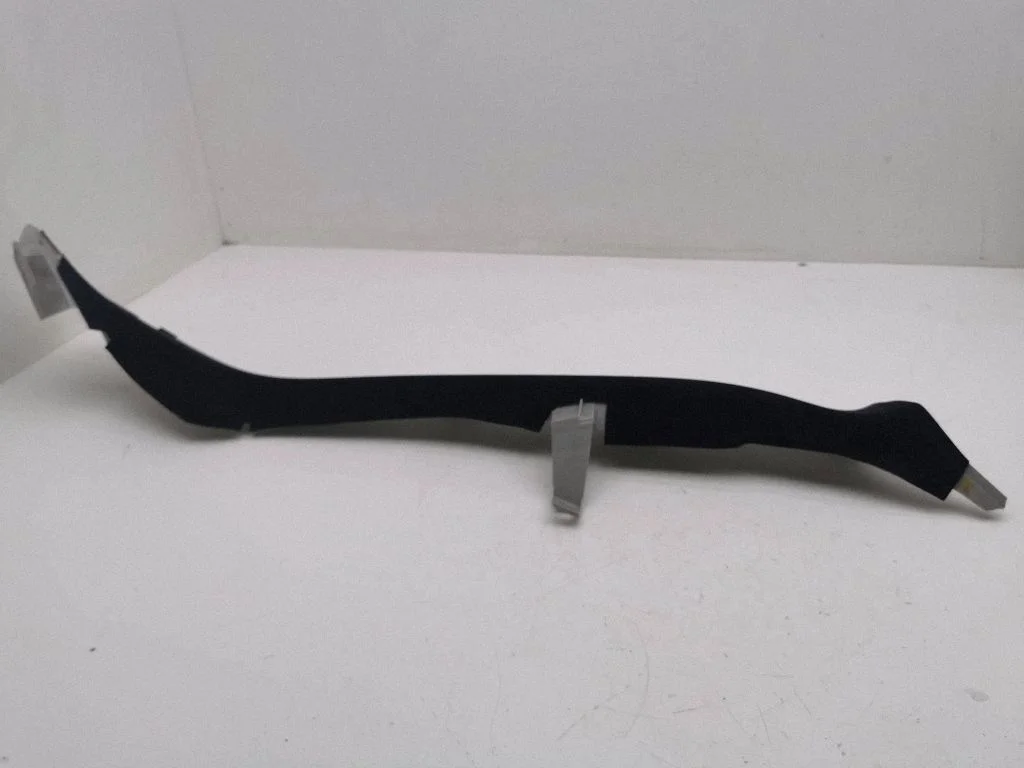 Rear seat side top trim – right