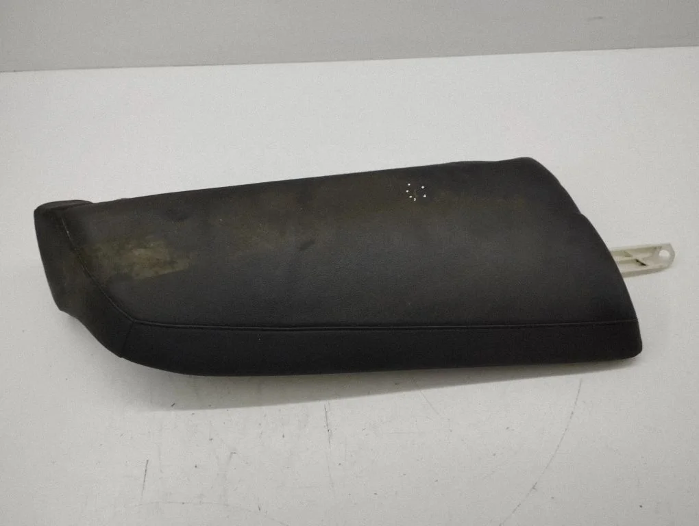 Rear seat side top trim – right