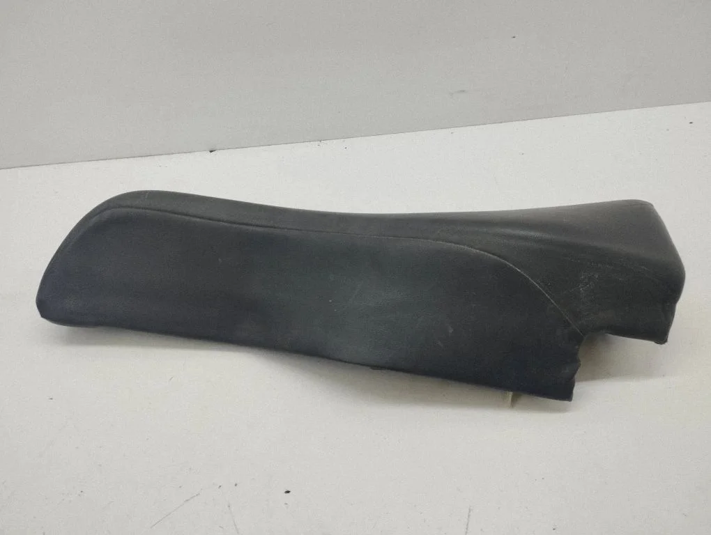 Rear seat side top trim – left