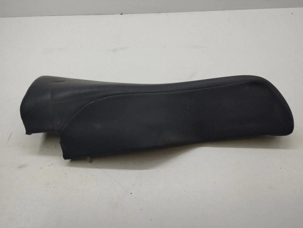 Rear seat side top trim – right
