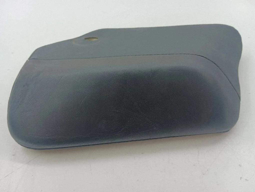 Boczna osłona przy kanapie tylnej (górna) 7L5885701