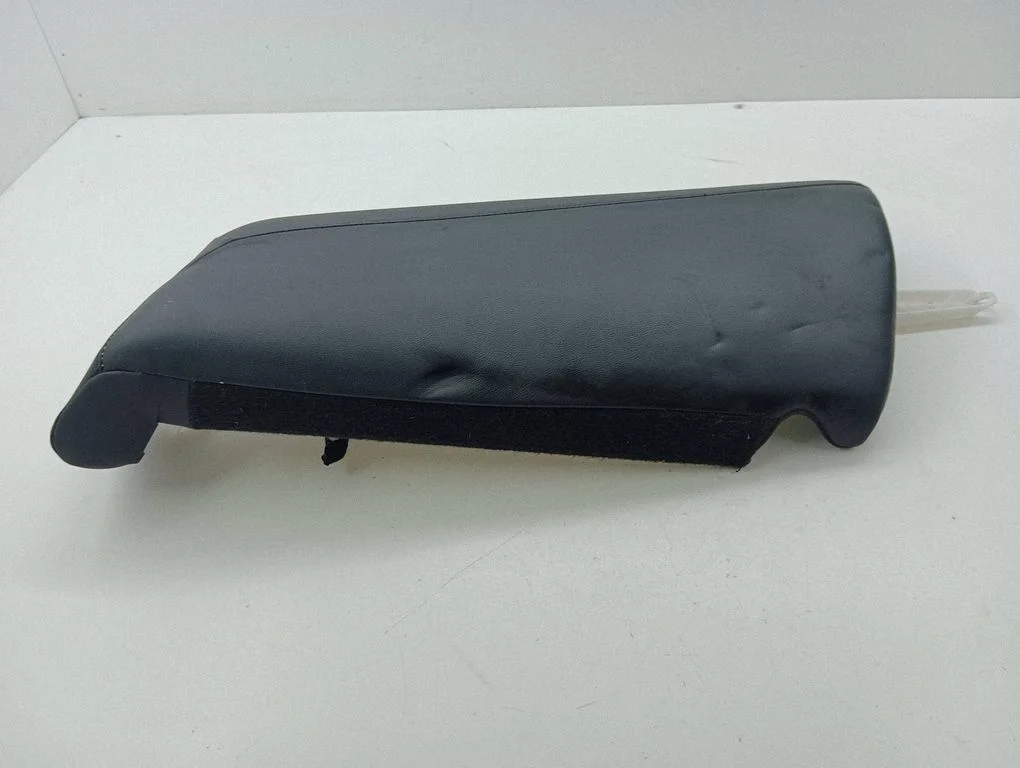 Rear seat side top trim – left