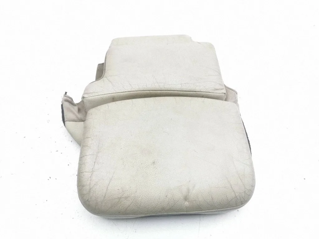 Rear seat – centre