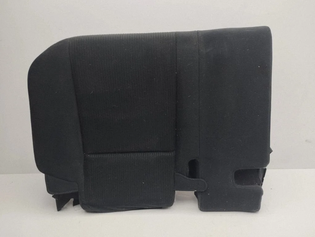 Rear seat – centre