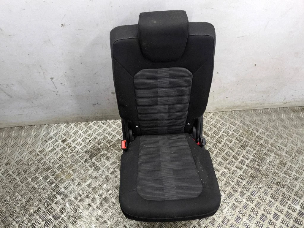 Rear seat – centre