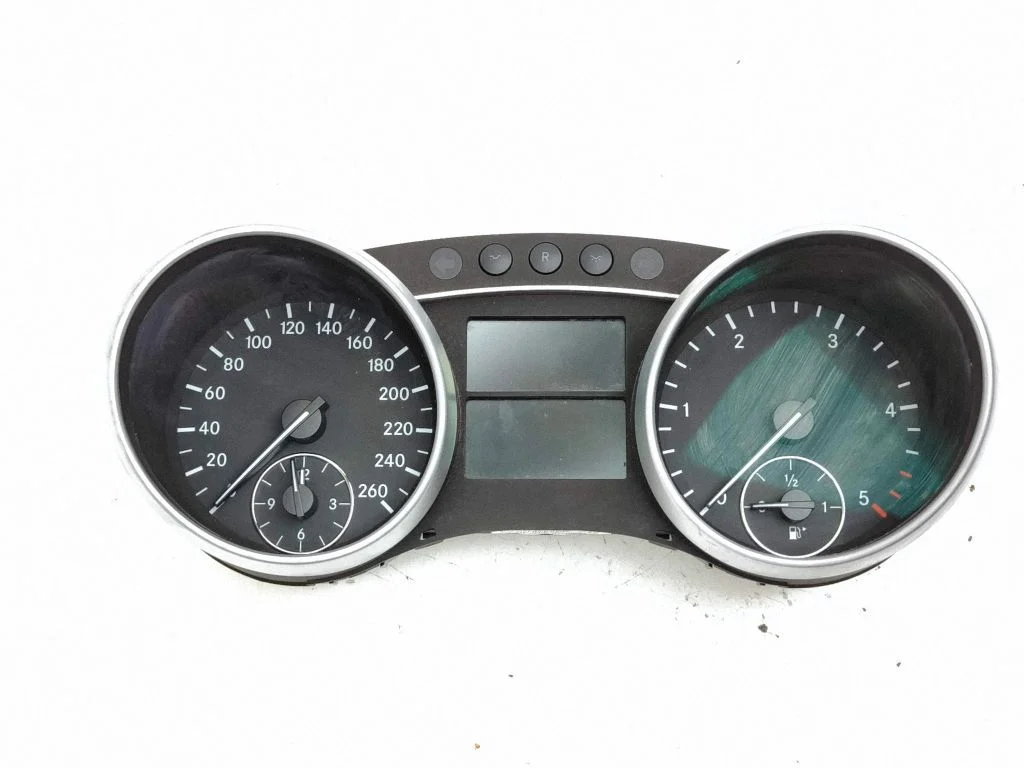 Spidometrs (instrumentu panelis) A1649007900