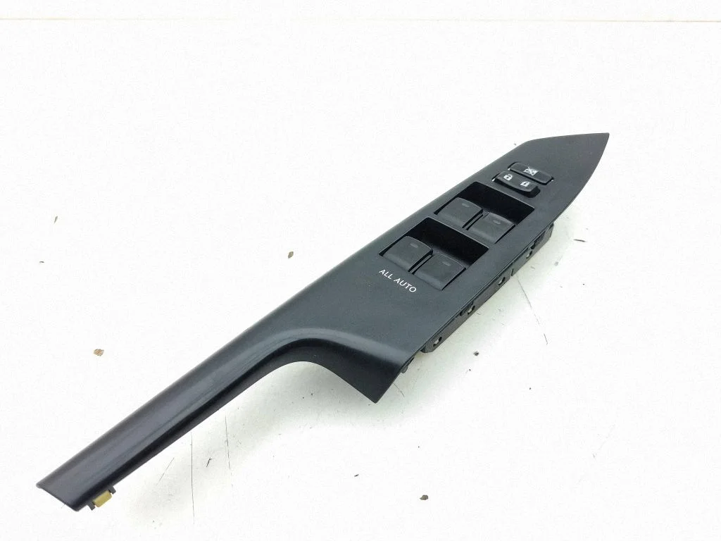 Electric window control switch 8404033080