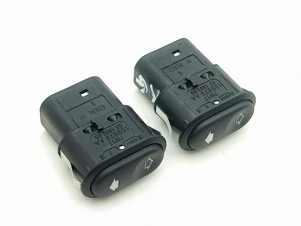 Elektrisko logu slēdzis 15B679AA