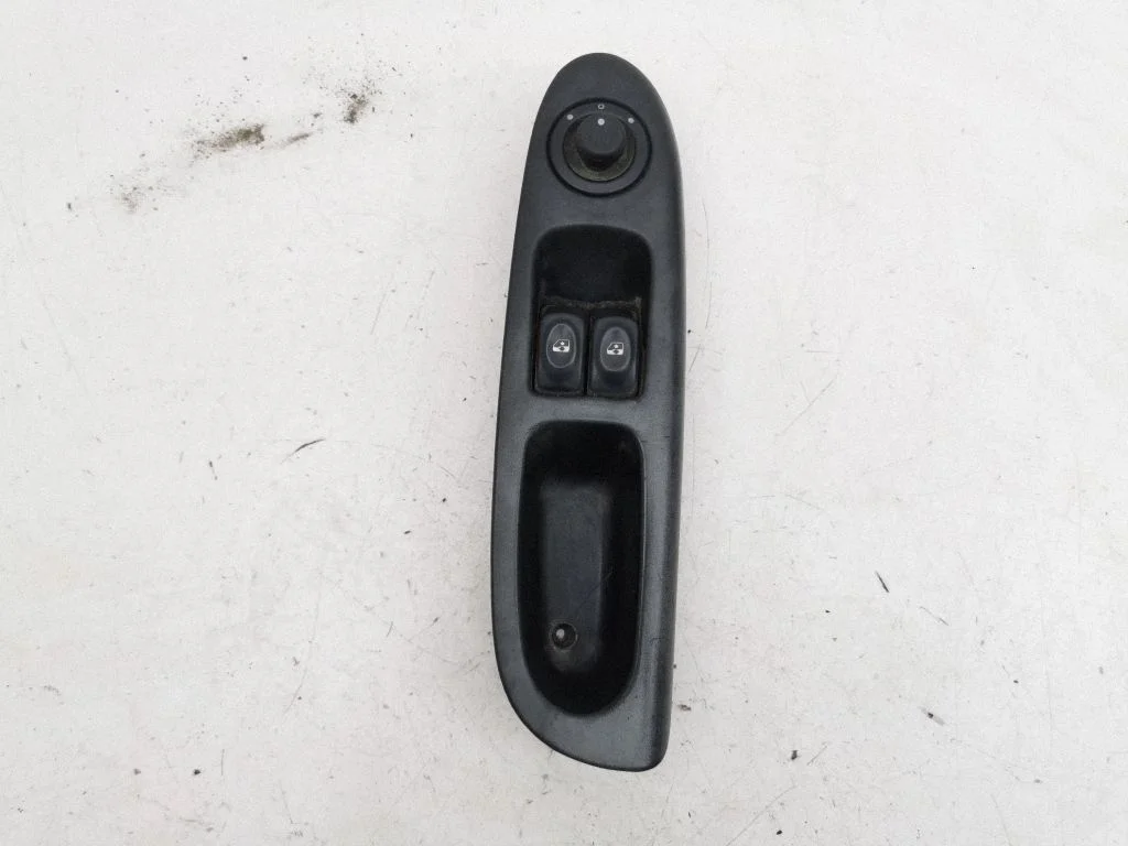 Electric window control switch 7700845735