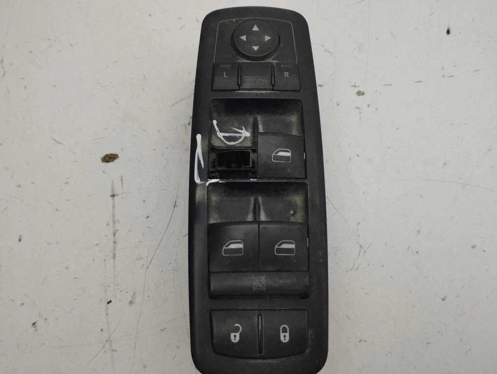 Electric window control switch 10032628