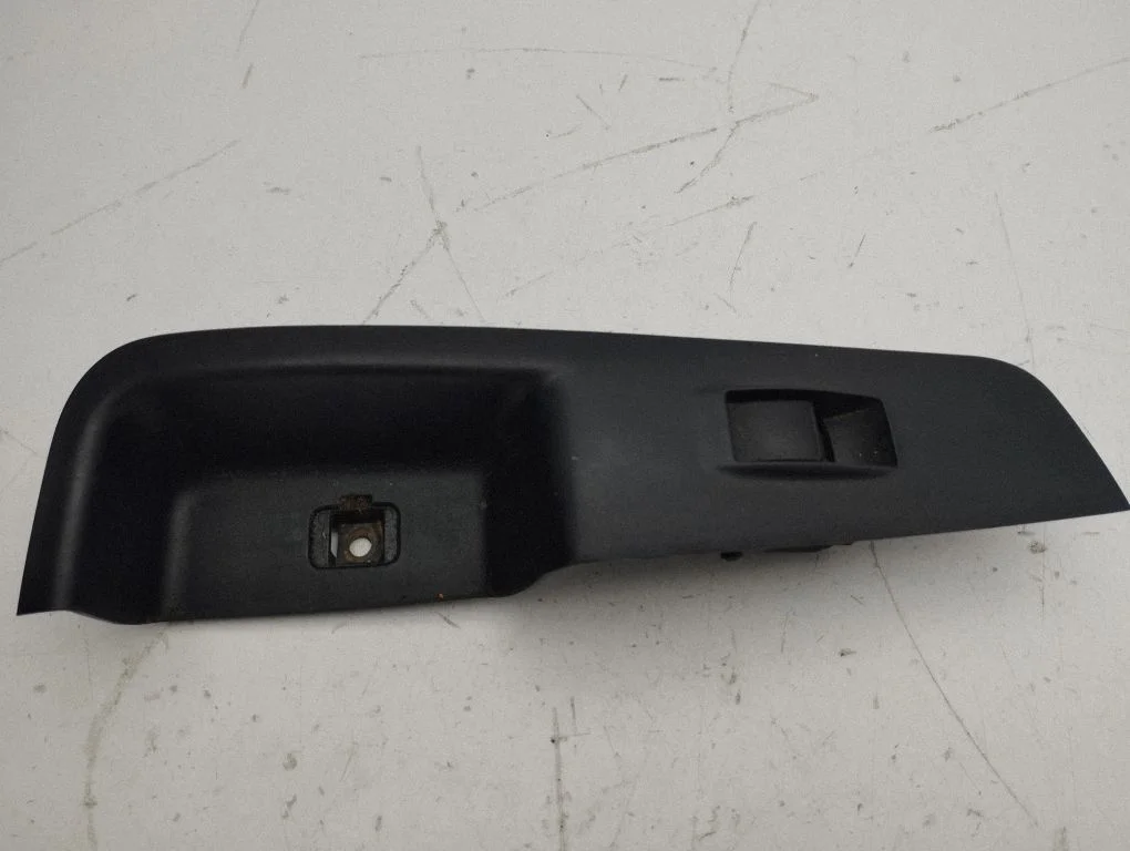 Electric window control switch 8608A183