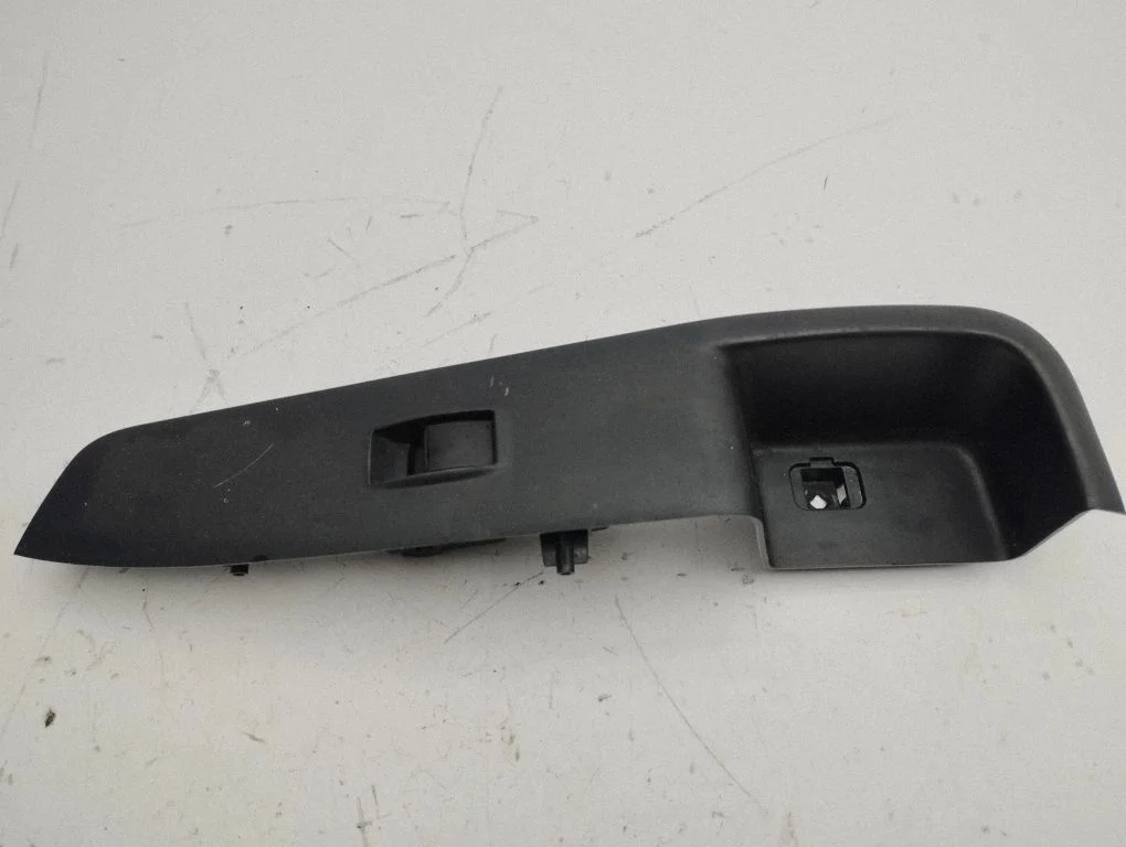 Electric window control switch 8608A182