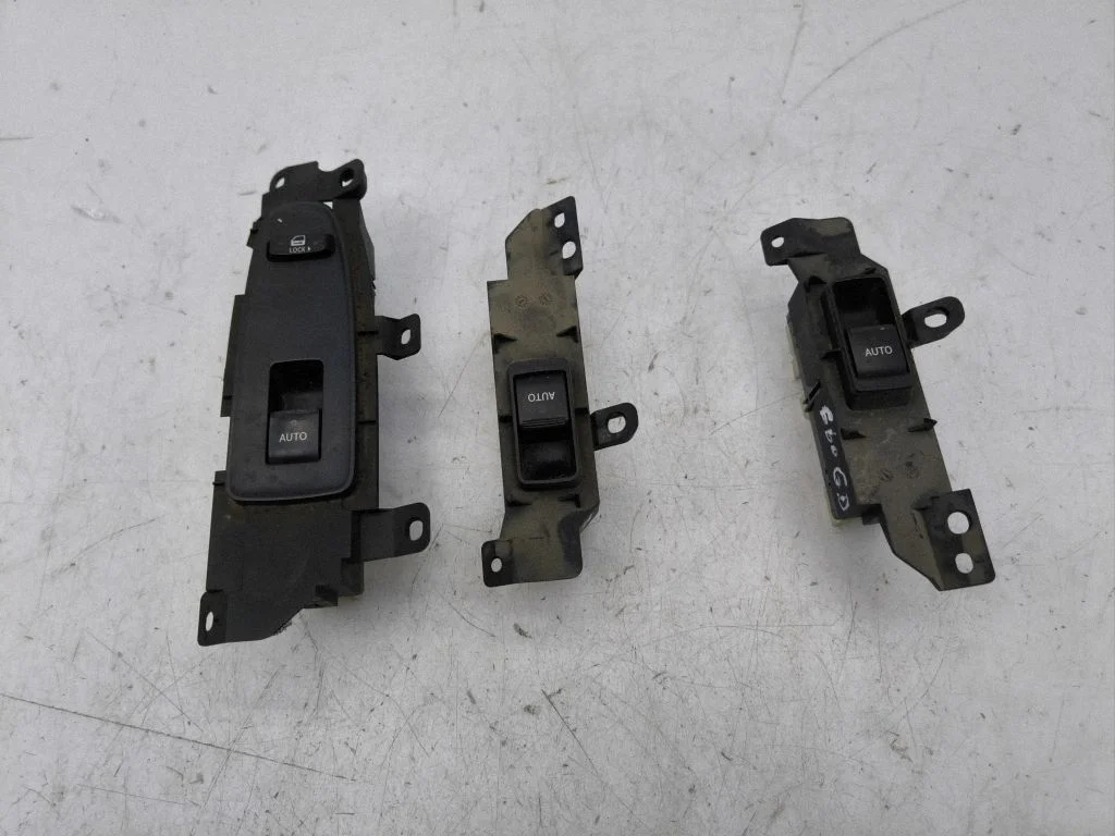 Electric window control switch 8403030110