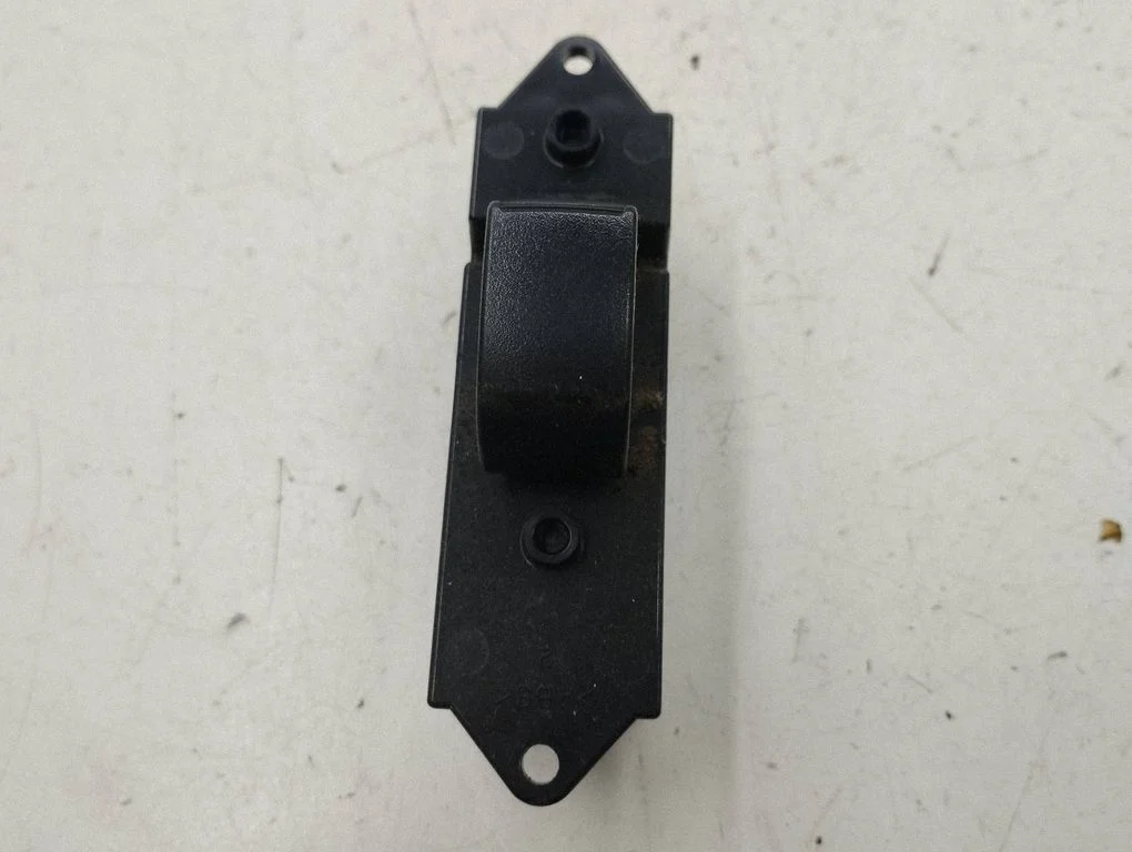 Elektrisko logu slēdzis C8DD644M