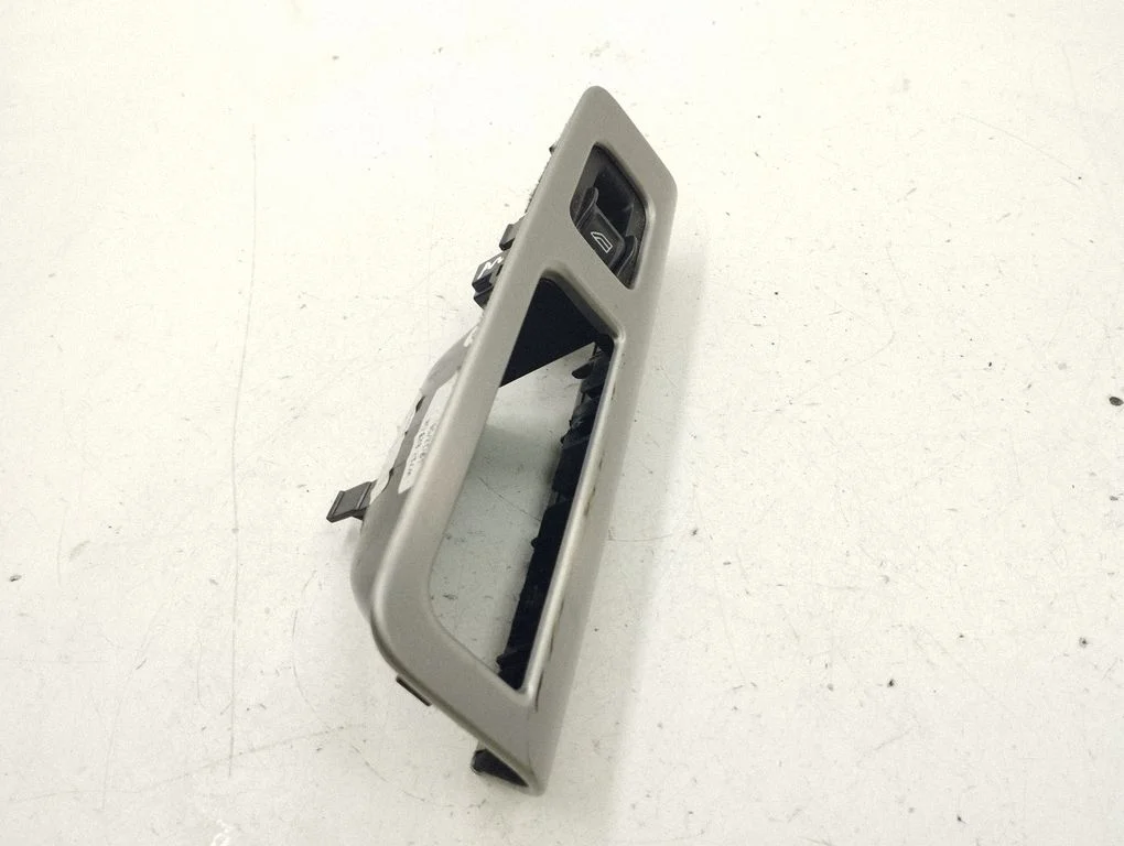 Electric window control switch 8663813