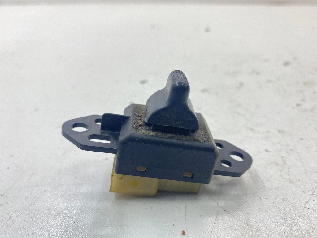 Elektrisko logu slēdzis 04685727AA