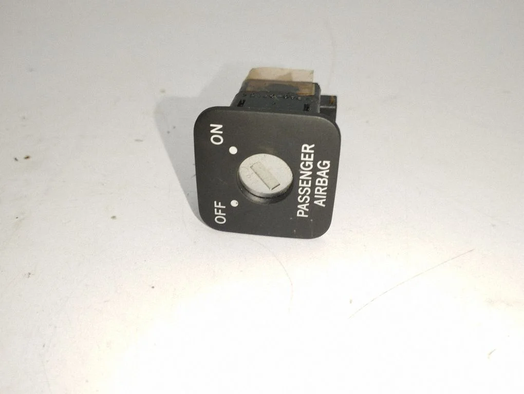 Passenger airbag on/off switch