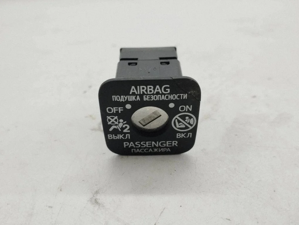 Passenger airbag on/off switch – Toyota Avensis T270 (2015-2018)