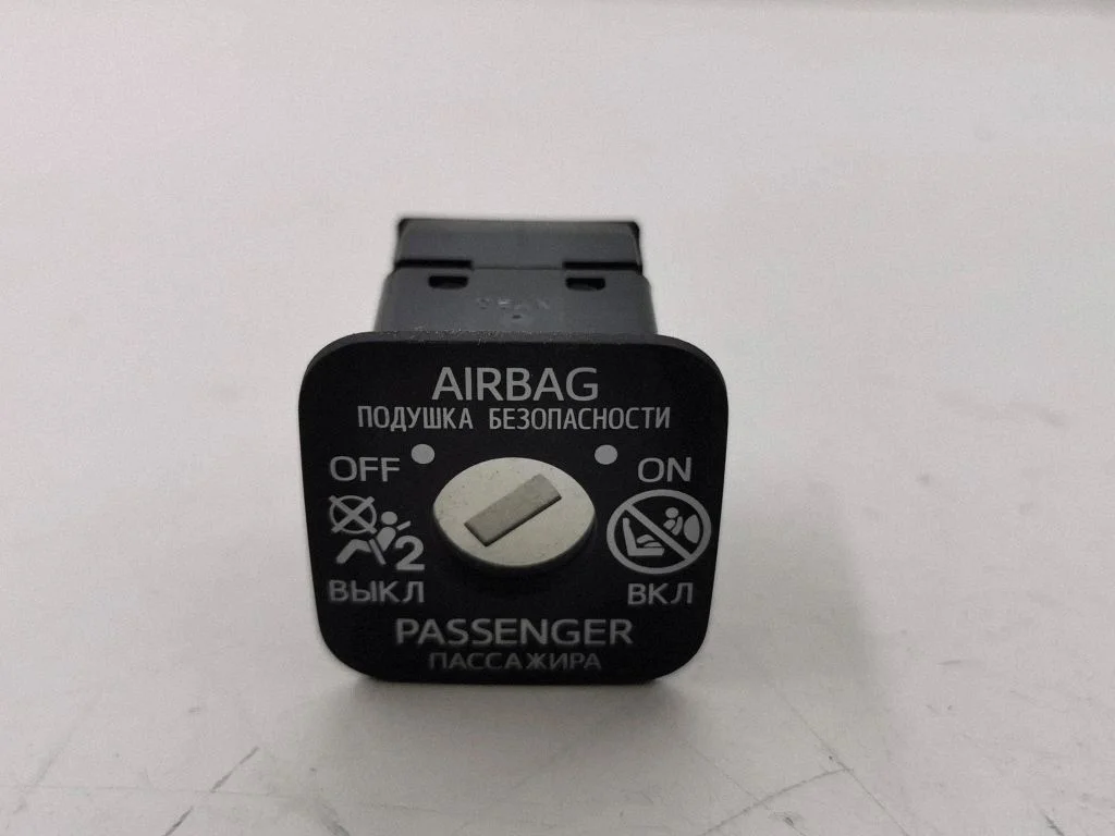 Passenger airbag on/off switch