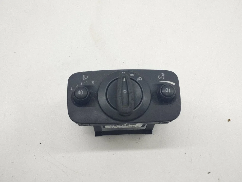 Light switch AV6T13A024AC