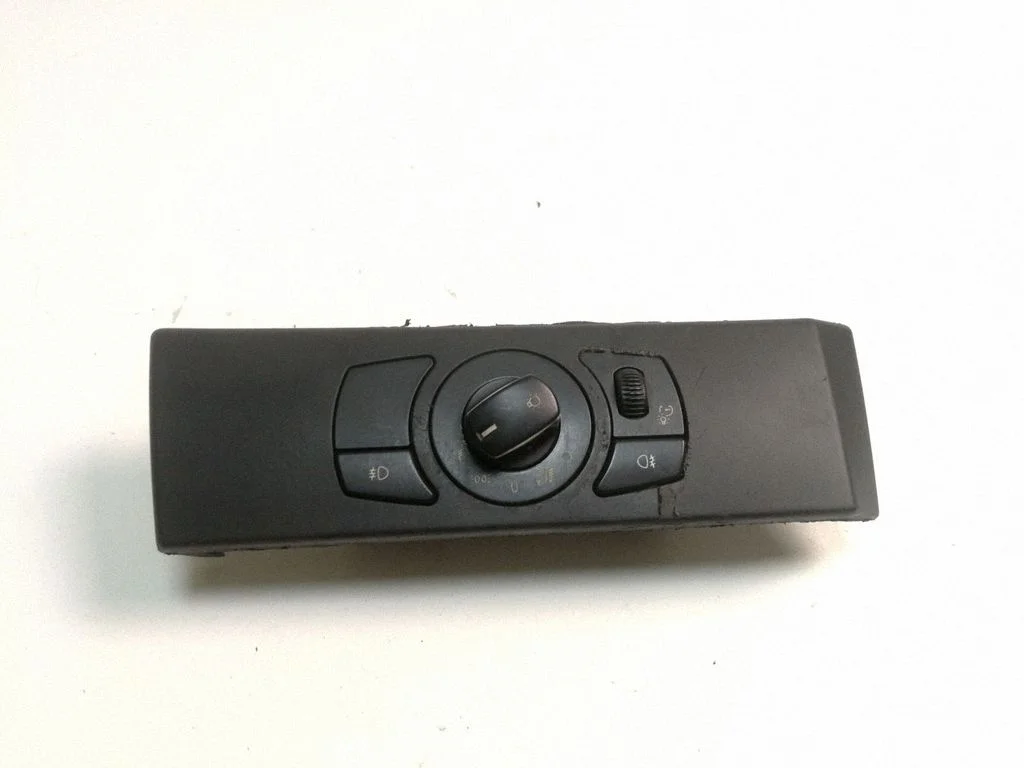 Light switch 6953735