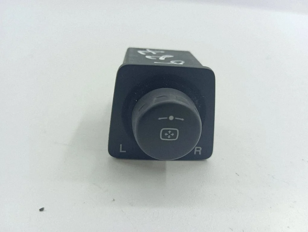 Wing mirror switch 201004258