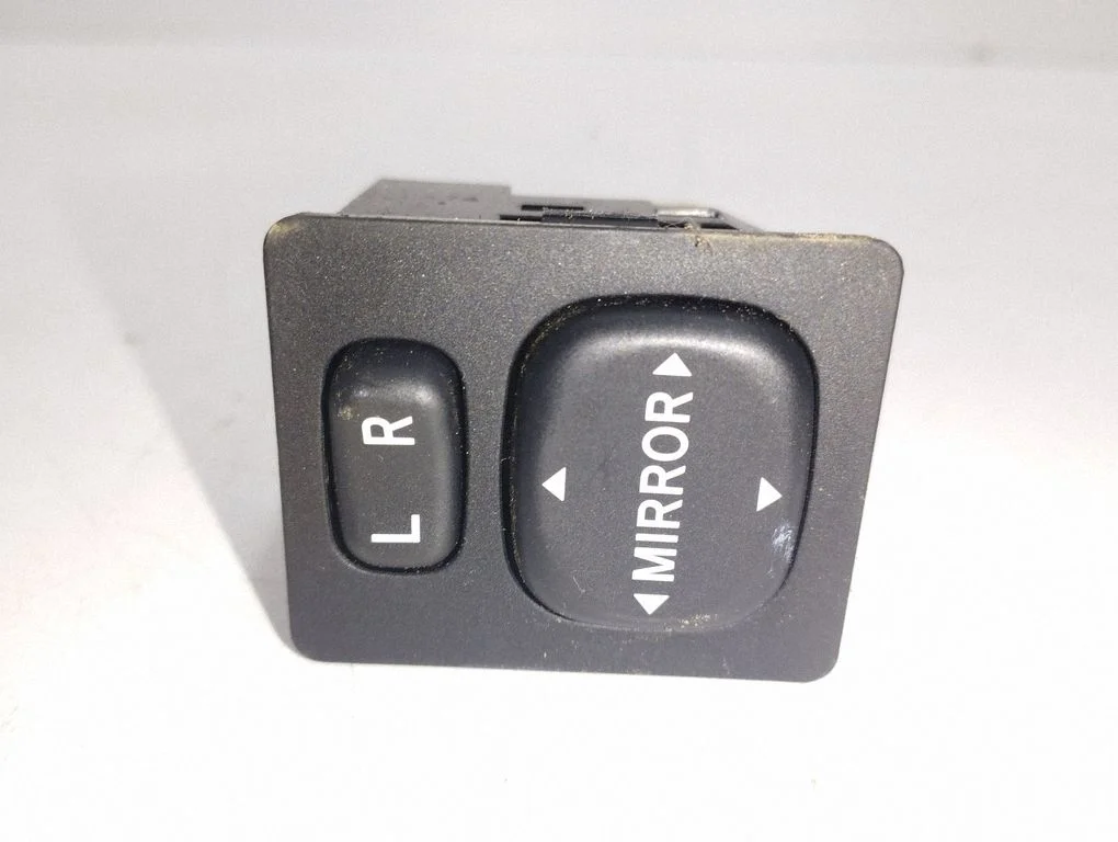 Wing mirror switch
