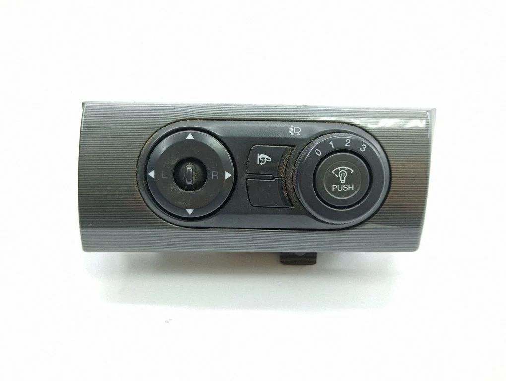 Wing mirror switch UB7E16