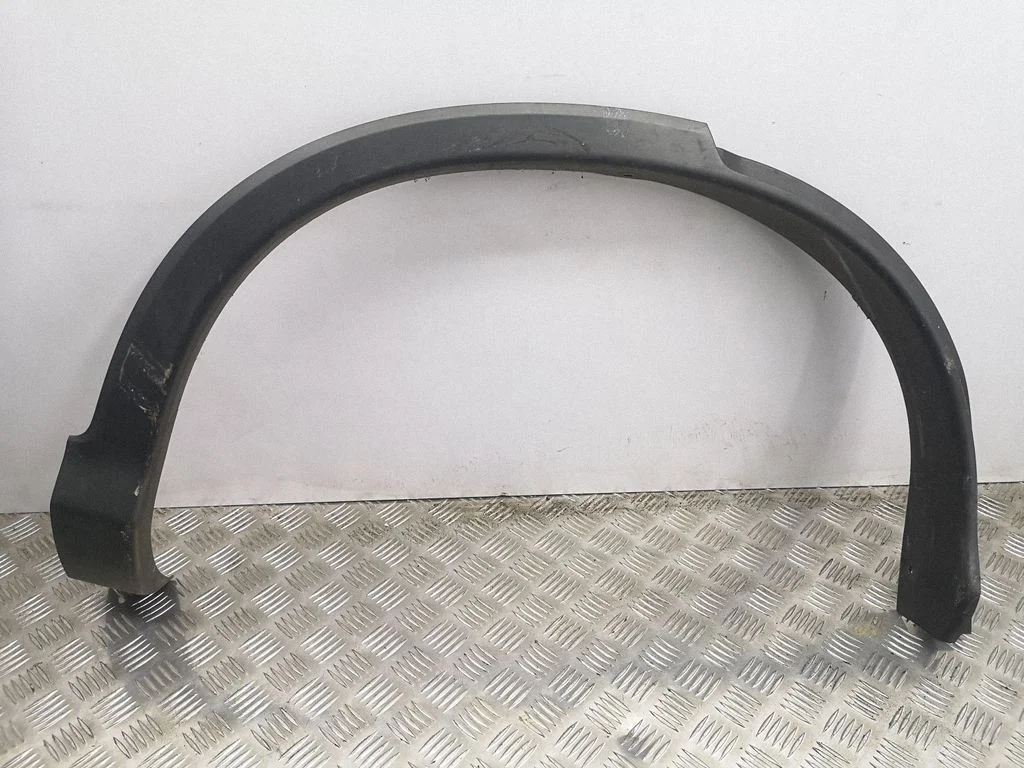 Rear arch trim – right