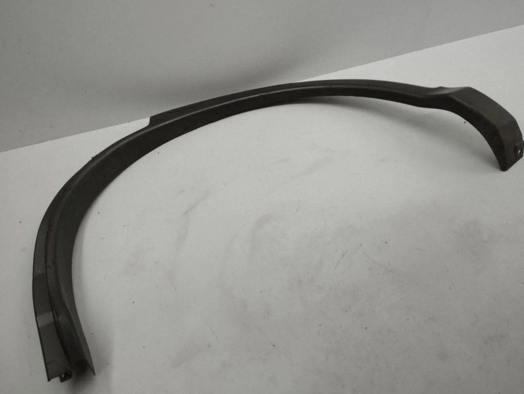 Rear arch trim – left