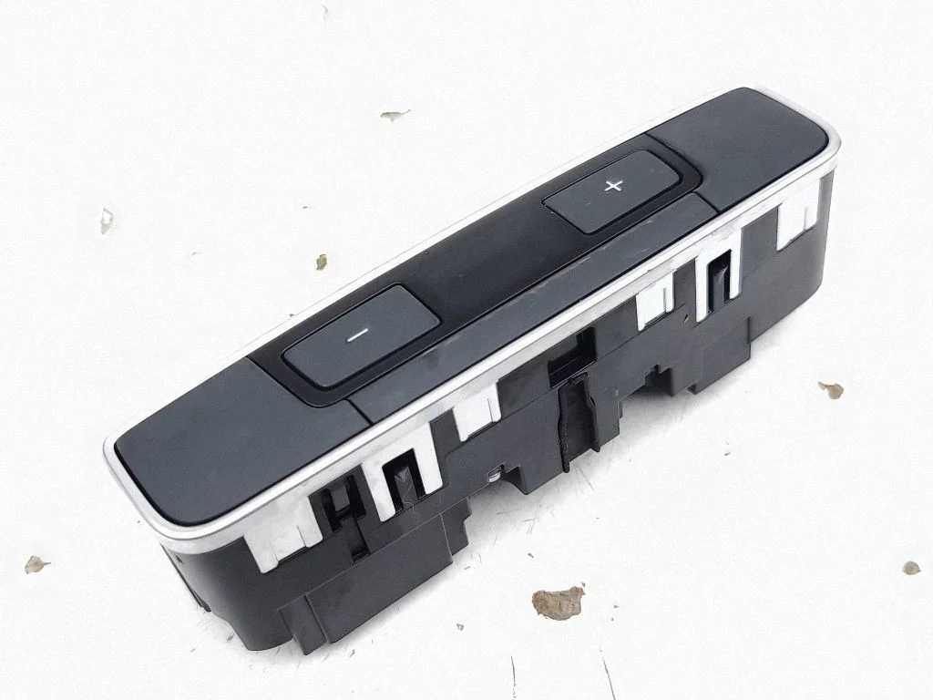Gaisa kondicioniera/klimata/sildītāja vadības bloks (salonā) 8W0919158C