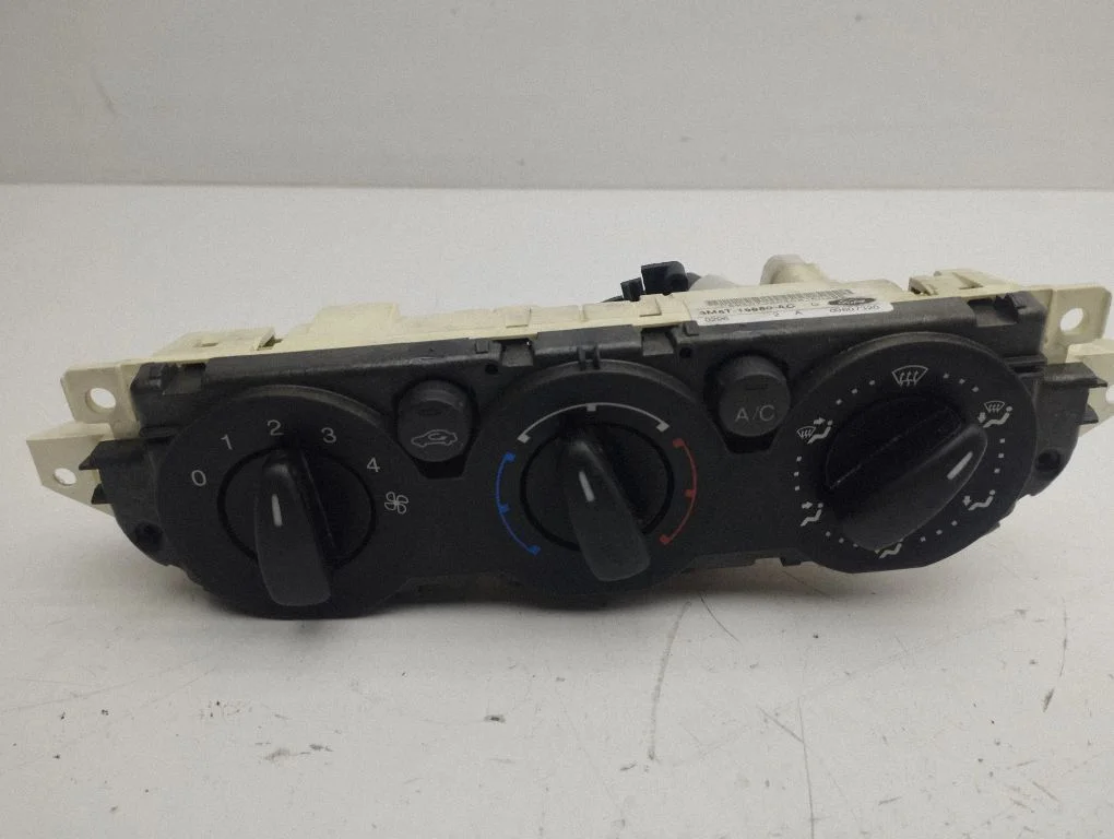 Kliimaseadme/kütte juhtplokk (salongis) 3M5T19980AC