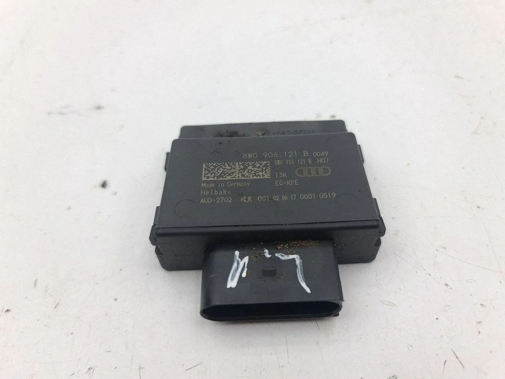 Fuel injection pump control unit/module 8W0906121B